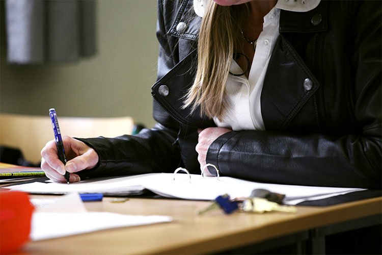 Schülerin macht Notizen