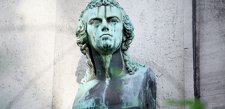 Schiller-Büste am Schulgebäude