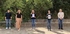 Von links nach rechts: Informatiklehrer Stephan Osebold, MINT-Koordinatorin Sandra Spaller, Preisträgerin Natalie Beres, Preisträger Enrico Schwippert, Schulleiter Arne Hennemann