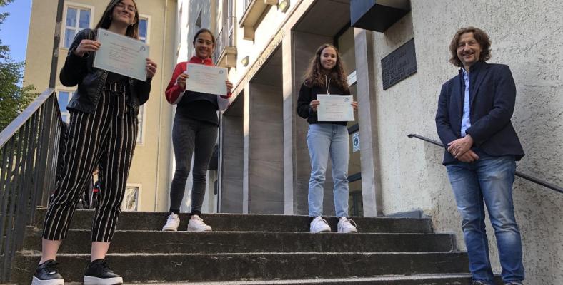 Von links nach rechts: Rebecca Flüshöh (EF), Cathleen Cataluna Ribeiro (Q1), Kira Keune (EF) und Schulleiter Arne Hennemann, der die Zertifikate überreichte.